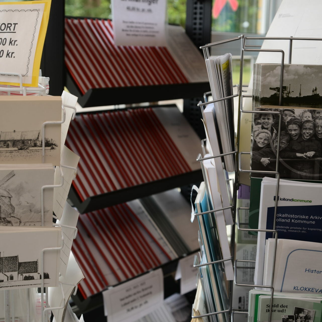 Bøger til salg - reol fyldt med hæfter og postkort